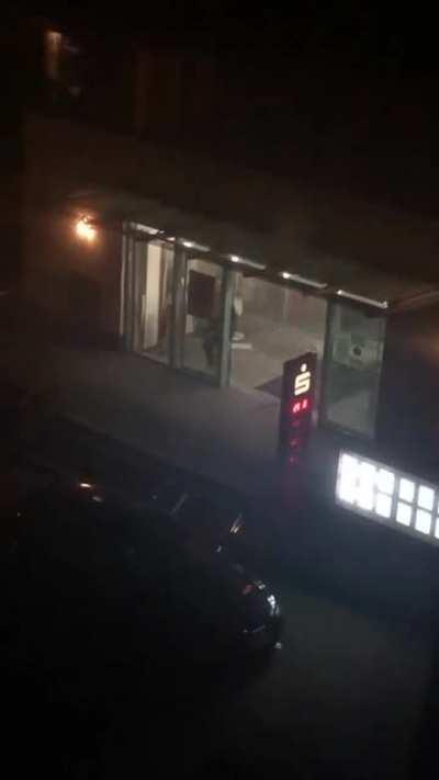 Weil die Bearbeitung meines ersten Versuchs nicht abschließt, poste ich jetzt einfach neu: die Sprengung eines Bankautomaten vor 10 Monaten, angelehnt an meinen Post von vorhin