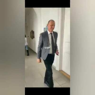 Kis költségvetésű film, az állam valamiért nem támogatta.