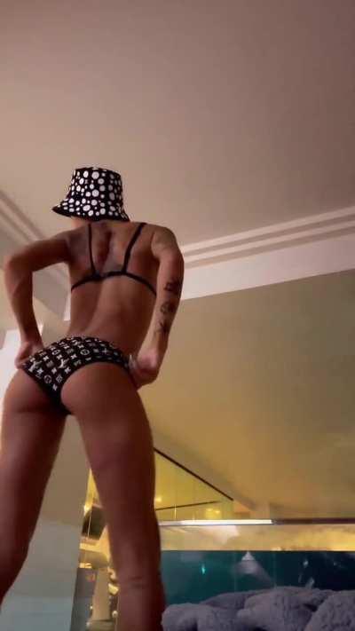 that ass in slomo😩😩😩