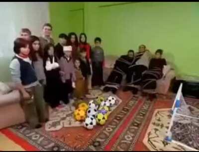 Watch the girl with the arm cast.