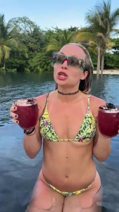 Liv Morgan 😳😈👅👅