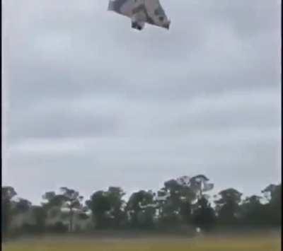 illojuan jugando flight simulator