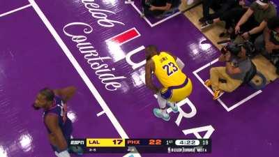 [Highlight] LeBron drives to the rim and starts limping after the contact