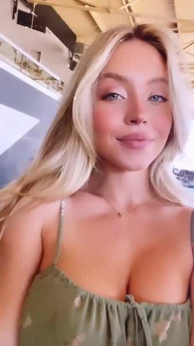 Sydney Sweeney (@sydney_sweeney)