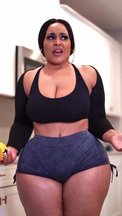 I seen her in person at exxxotica it’s 10x bigger in person 😍