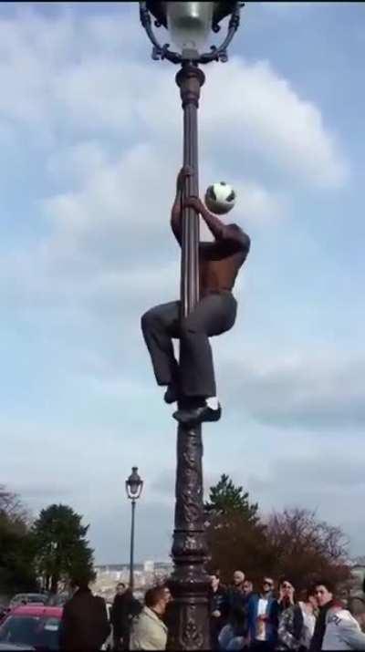 Жонглирование футбольным мячом