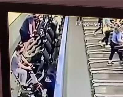 WCGW if you try to multitask while running