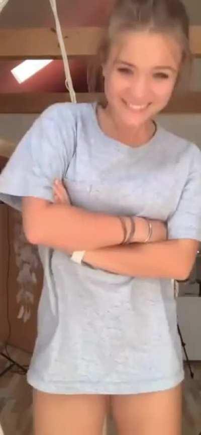 Sollte es sowas wie einen Bauch-Fetisch geben dann hab ich ihn jetzt wohl 🤷🏼‍♂️… ich vermisse ihr Bauchnabelpiercing und High waist Klamotten sucken richtig hart Balls und stinken nach Maggi