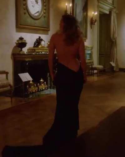 Miley Cyrus looks damn hot in that dress.