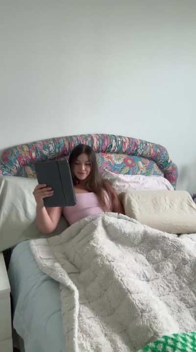 Me when chat gets hot 🤍