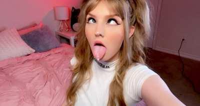 my tongue would be a cute landing pad 😇