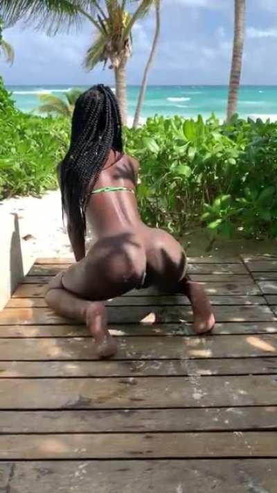 I love being a naughty slut anywhere I go. I just can’t keep my hands off my holes 😋