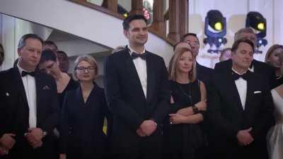 Благодаря магии (или косяку?) монтажа Владимир Зеленский выступил перед самим собой, поздравив с Новым Годом. Аплодировал тоже сам себе. Видео с президентом Украины опубликовал телеграм-канал его офиса. Мультивселенная, которую мы заслужили