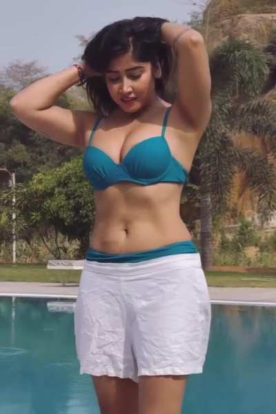 Bikini babe Sofia Ansari