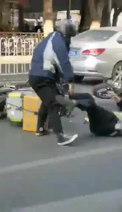 Chinese delivery driver is unstoppable.