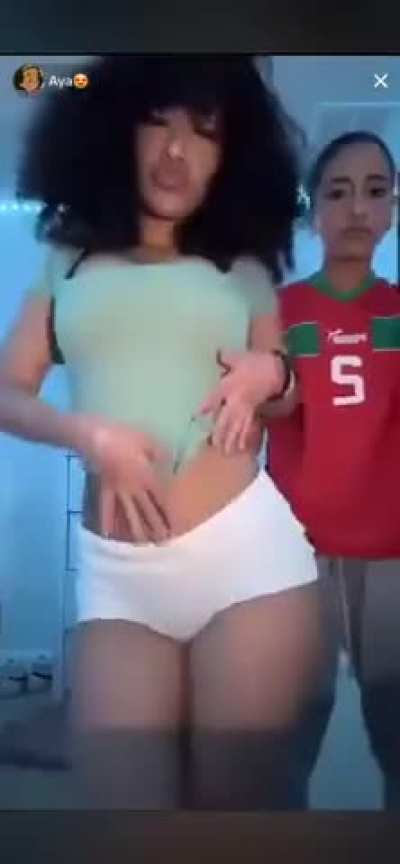 Aya live w her friend