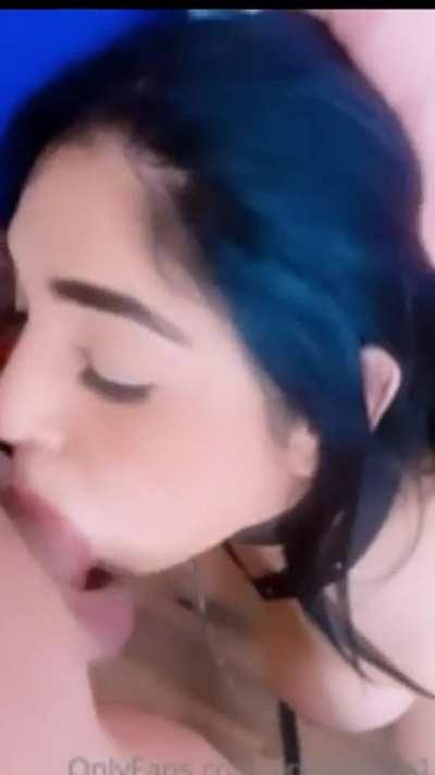 Anhastacia Fox chupando la polla