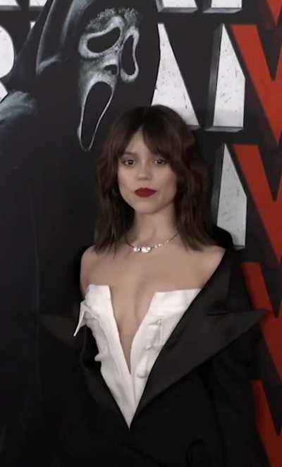 Jenna Ortega - Red lips & cleavage