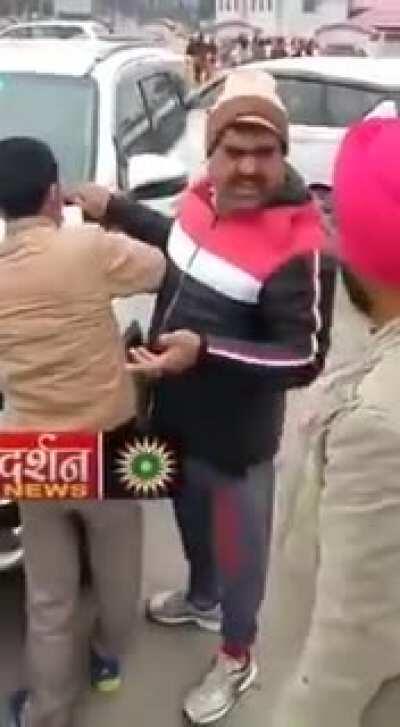 Khalistanis harassing a devotee who came to gurudwara to offer prayers forcing him to remove BJP flag from car