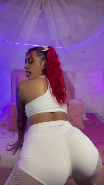 They say naughty girls know how to twerk and I've been practicing