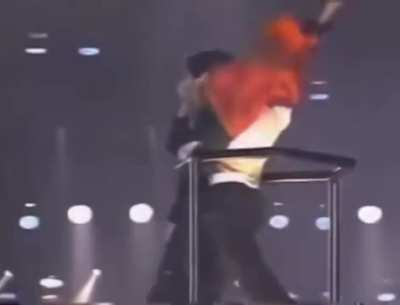 During his 1996 concert in Seoul, a fan climbed up the crane to reach Michael Jackson. Instead of panicking, MJ held the fan tightly to keep him safe—while still performing Earth Song without missing a beat.