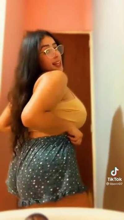 Imagine cum in her beautiful face with glasses 🤤🤤🍑🍑