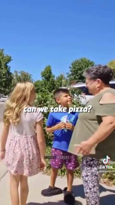 Shaq giving out free pizza