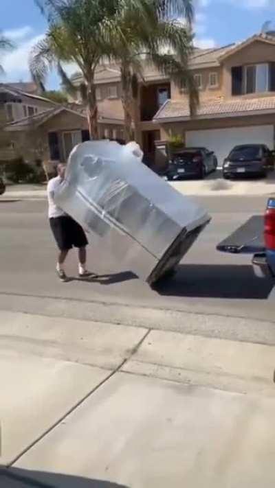 This man single handedly unloaded a fridge