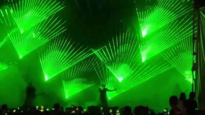 Hayko cepkin insan mı amk konserine gittim ilk kez(hemen hemen çoğu ülke çapında sanatçının konserine gitmiş biriyim) tr de bu adamın ciddili rakibi yok Türk Rammstein adam resmen