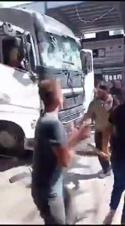 Suriye'de göstericiler, Fırat Kalkanı Harekat bölgesi El Bab ve Mare'de Türk tırlarına saldırıyor.