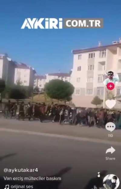 talibandan kaçan afgan mücahitler vana giriş yapıyor günde 1000 kişinin giriş yaptığı tahmin ediliyor bakın ilerde hiç iş bulamıycaz bu ibneler yüzünden iş verenler bu ibneleri ucuz ucuz çalıştırcaklar