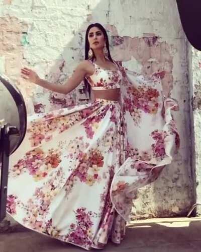 That silky smooth sexy body in those silk dresss. Damn Katrinaahhh 🔥🔥