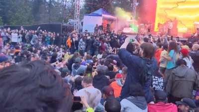 The entire mosh pit turns into a rowboat for no reason (remington farms day three)