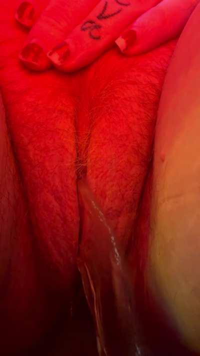 Watch my fat pussy 👅 pee 💦 on the toilet