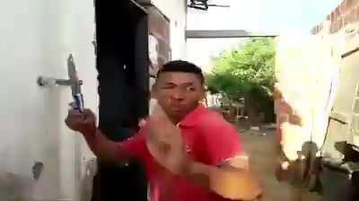 Mexicano y boliviano peleando por el agua