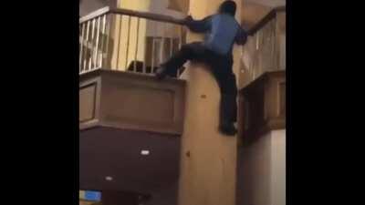 bruce dipping out of yachty crib when he hear his girl coming🏃🏾‍♂️