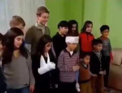 Just play the girl with the broken arm for this scene ok?