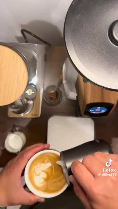 Latte art. TTP 25 seconds.