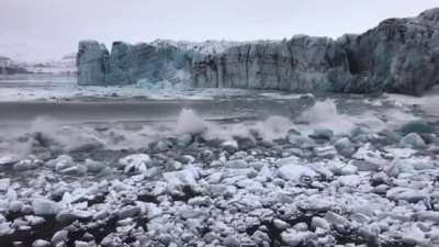 Tourists watch & scramble for cover as a huge chunk of the Breiðamerkurjökull glacier collapses