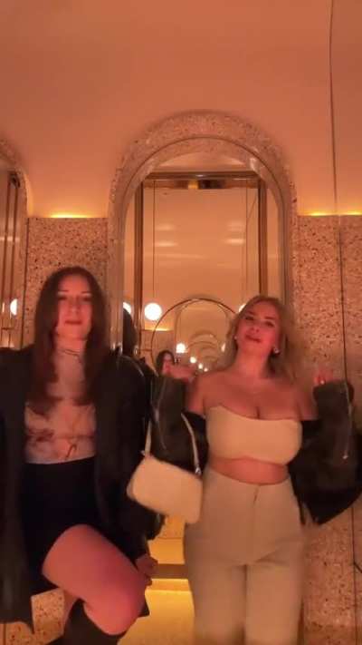 Katia_Nicole.a bathroom