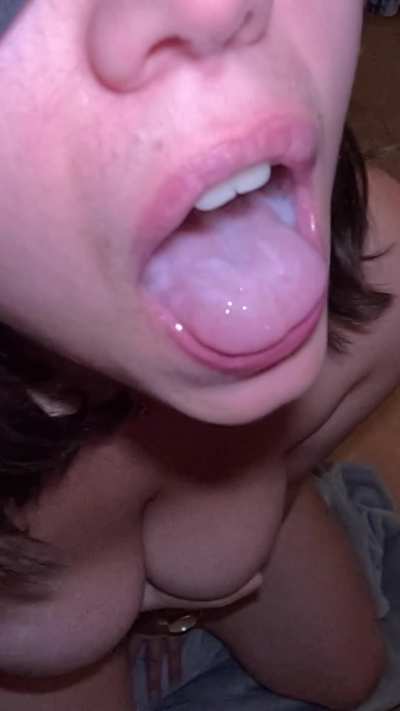 I love swallowing his cum while on my knees 🥵😈💦👅