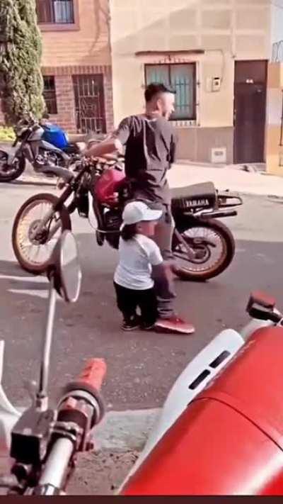 Ajudando o parcerinho a saltar da motoca