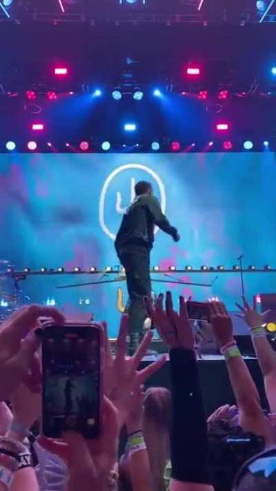 His mic wasn’t working at the end of the State Farm show, so the crowd got quiet for a perfect ending. |-/