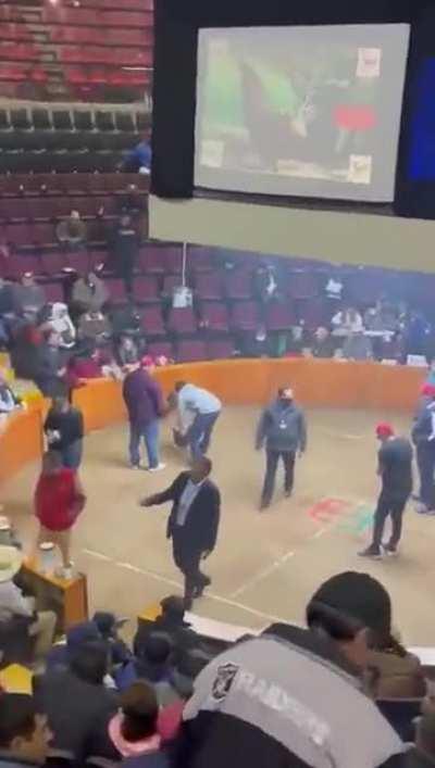 Estalla granada en una pelea de gallos