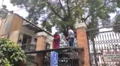 Voy a causar destrozos en el cristal sobre el que estoy parada. Sí señor...