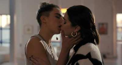 Cara Delevingne & Selena Gomez Kissing