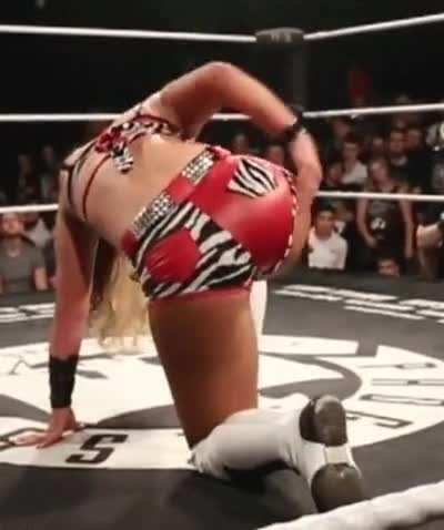 Toni Storm fat ass jiggling, fantastic