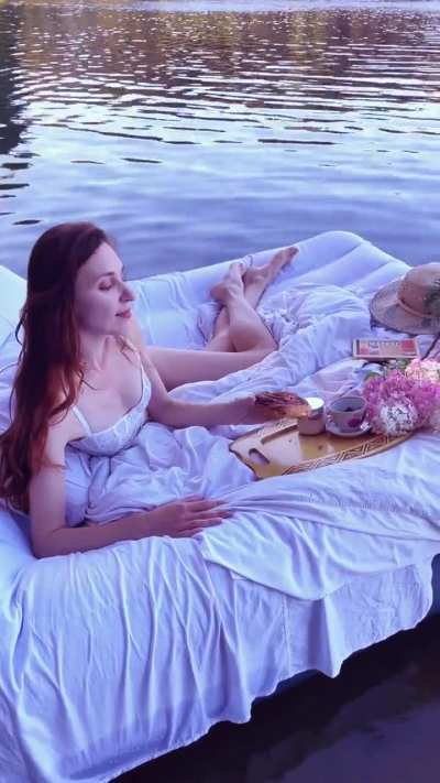 Liza Salome having rest on a lake 🌸