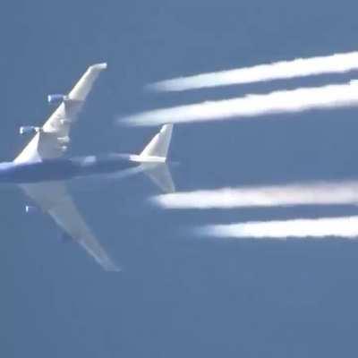 Boeing 747 overtaking a Gulfstream IV!