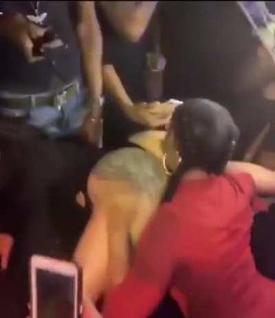 A Female Fan Eats Cardi B’s Fine Ass 🍑💕👅